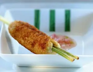 Fisch-Zitronengrasspieß mit scharfer Zwiebelsauce